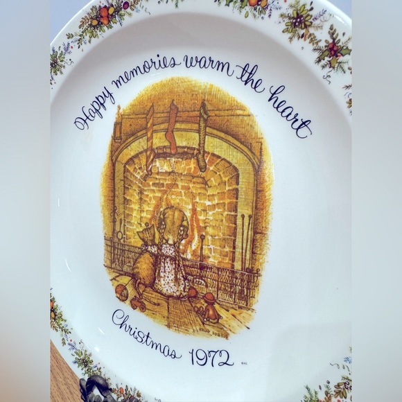 Vintage Christmas Holly Hobbie 1972 decorative Plate with Festive Design - Picture 2 of 8